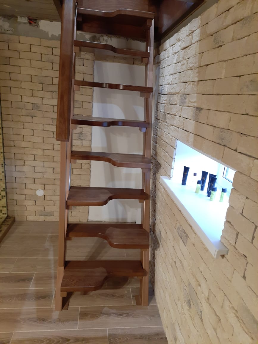 Деревянная лестница с поворотом на 90 градусов (г-образная) на второй этаж под заказ в Москве